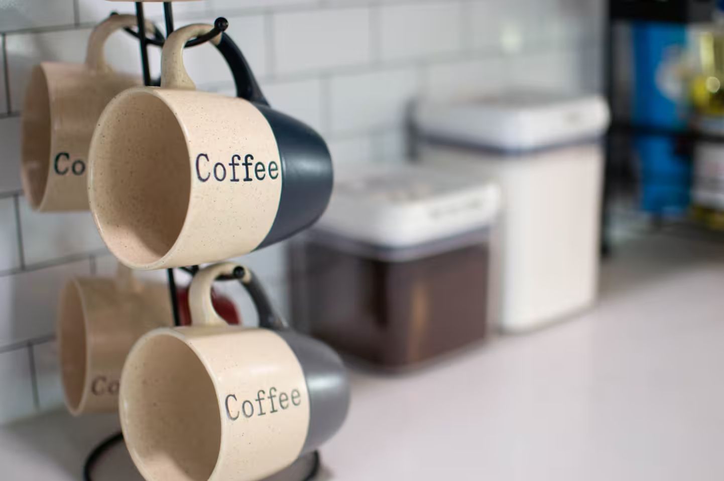 Eine Küche mit Kaffeetassen an einem Wandhaken.