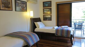 2 quartos, ferros/tábuas de passar roupa, roupa de cama