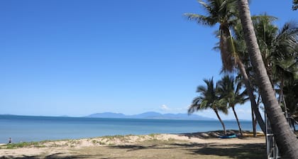 Paradise Apartments 2 - Nelly Bay Beach at your door!