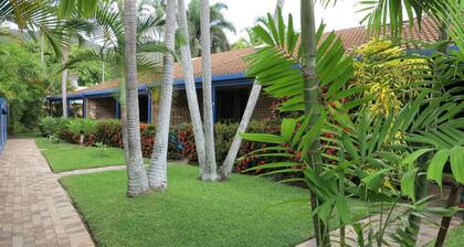 Magnetic Shores Unit 2 - Charming and cosy island getaway across the reserve to Alma Bay beachfront