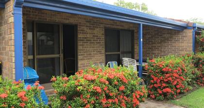 Magnetic Shores Unit 2 - Charming and cosy island getaway across the reserve to Alma Bay beachfront