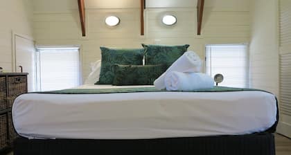 Picnic Bay Chalet Unit 2 - Charming island escape just 150m from Picnic Bay beachfront