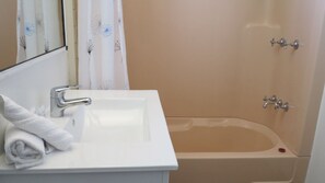 Combined shower/bathtub - Picnic Bay Chalet Unit 2 Unit 2 30 Picnic Str BOM (Picnic Bay)