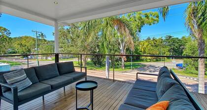 The Deck on Picnic - fun-filled family island getaway just an easy stroll to Picnic Bay beachfront