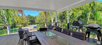 The Deck on Picnic - fun-filled family island getaway just an easy stroll to Picnic Bay beachfront