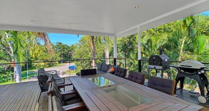 The Deck on Picnic - fun-filled family island getaway just an easy stroll to Picnic Bay beachfront