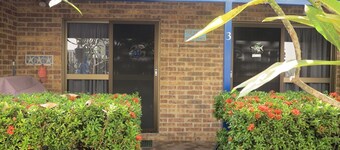 Magnetic Shores Unit 3 - Delightful tropical getaway across the road to beautiful Alma Bay