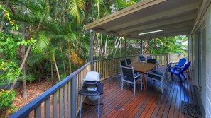 Outdoor dining - Loyang Apartment 3 - Fantastic value island getaway with complex pool and short stroll to Alma Bay (Arcadia)