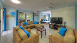 TV, DVD player - Loyang Apartment 3 - Fantastic value island getaway with complex pool and short stroll to Alma Bay (Arcadia)