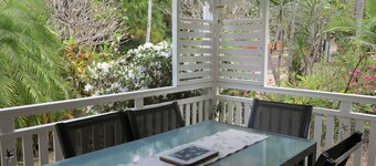 Mirabel Cottage - Charming, comfortable and well-equipped, in easy walking distance to beaches