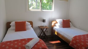 3 bedrooms, iron/ironing board, bed sheets