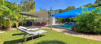 Magnetic Haven Unit 5 - Renovated with warm style, fabulous alfresco entertaining and complex pool