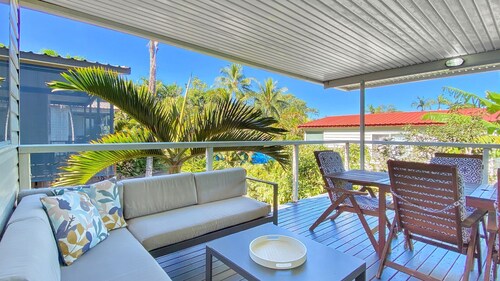 Magnetic Haven Unit 5 - Renovated with warm style, fabulous alfresco entertaining and complex pool