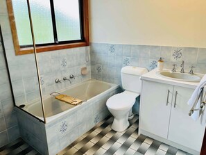 Bathtub, towels, shampoo - Da Ja Surf - Pet Friendly outside (Robe)