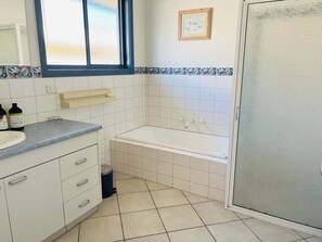 Baignoire, serviettes fournies, shampooing