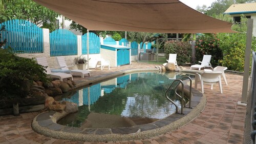 Magnetic Reef 7 -  Relaxing tropical getaway with lush gardens and complex pool, minutes to Alma Bay