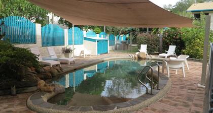 Magnetic Reef 7 - Relaxing tropical getaway with lush gardens and complex pool, minutes to Alma Bay