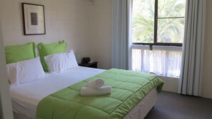 2 bedrooms, iron/ironing board, Internet, bed sheets - Magnetic Reef 7 -  Relaxing tropical getaway with lush gardens and complex pool, minutes to Alma Bay (Arcadia)