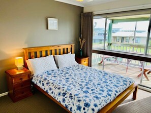 4 bedrooms, bed sheets - Just A Glimpse Shack- Pet friendly outside (Robe)