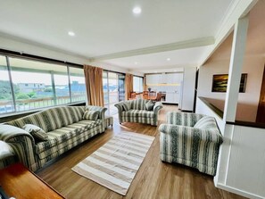 TV - Just A Glimpse Shack- Pet friendly outside (Robe)