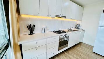 Kühlschrank, Mikrowelle, Ofen, Herdplatte