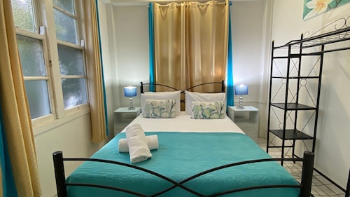 The Captain's Manor on Cook 8 - Compact, affordable and just minutes to Alma Bay