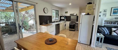 Frigorifero, microonde, piano cottura, lavastoviglie