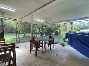 Outdoor dining - Whitehaven 2-BOM 12 Wansfell St (Picnic Bay)