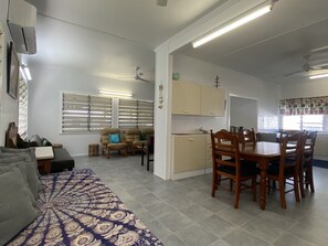 TV - Whitehaven 2-BOM 12 Wansfell St (Picnic Bay)