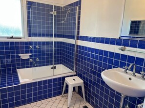 Douche, serviettes fournies, shampoing