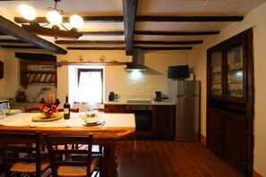 Kühlschrank, Mikrowelle, Ofen, Geschirrspüler