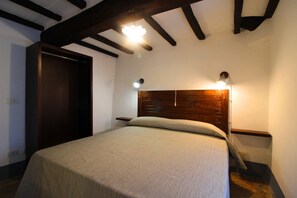 2 bedrooms, WiFi - Small house in an old hamlet with two double rooms, panoramic swimming pool in shared use. Quiet and (Cortona)