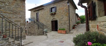 Small house in an old hamlet with two double rooms, panoramic swimming pool in shared use. Quiet and