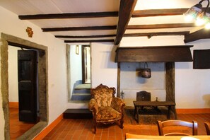Interior - Small house in an old hamlet with two double rooms, panoramic swimming pool in shared use. Quiet and (Cortona)