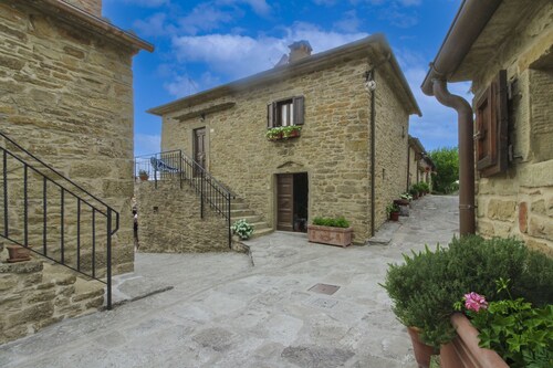 Small house in an old hamlet with two double rooms, panoramic swimming pool in shared use. Quiet and