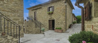 Small house in an old hamlet with two double rooms, panoramic swimming pool in shared use. Quiet and