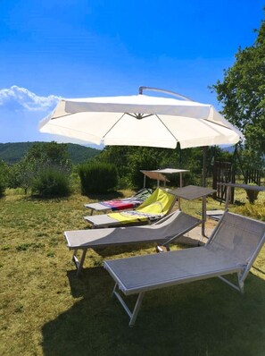 Property grounds - Small house in an old hamlet with two double rooms, panoramic swimming pool in shared use. Quiet and (Cortona)