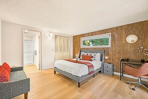 3 bedrooms, desk, iron/ironing board, travel cot