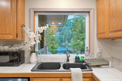 Relaxing Lakeside Bungalow,Steps to Lake Samish Park to enjoy lake activities 