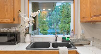 Relaxing Lakeside Bungalow,Steps to Lake Samish Park to enjoy lake activities