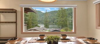 Relaxing Lakeside Bungalow, Walking distance to Lake Samish Park
