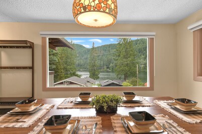 Relaxing Lakeside Bungalow, Walking distance to Lake Samish Park,Newly Renovated