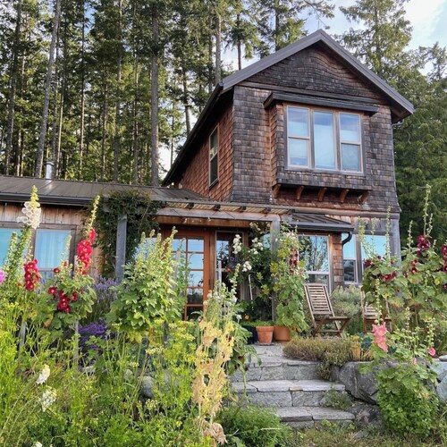 Bright art-filled home, fruit trees, valley view