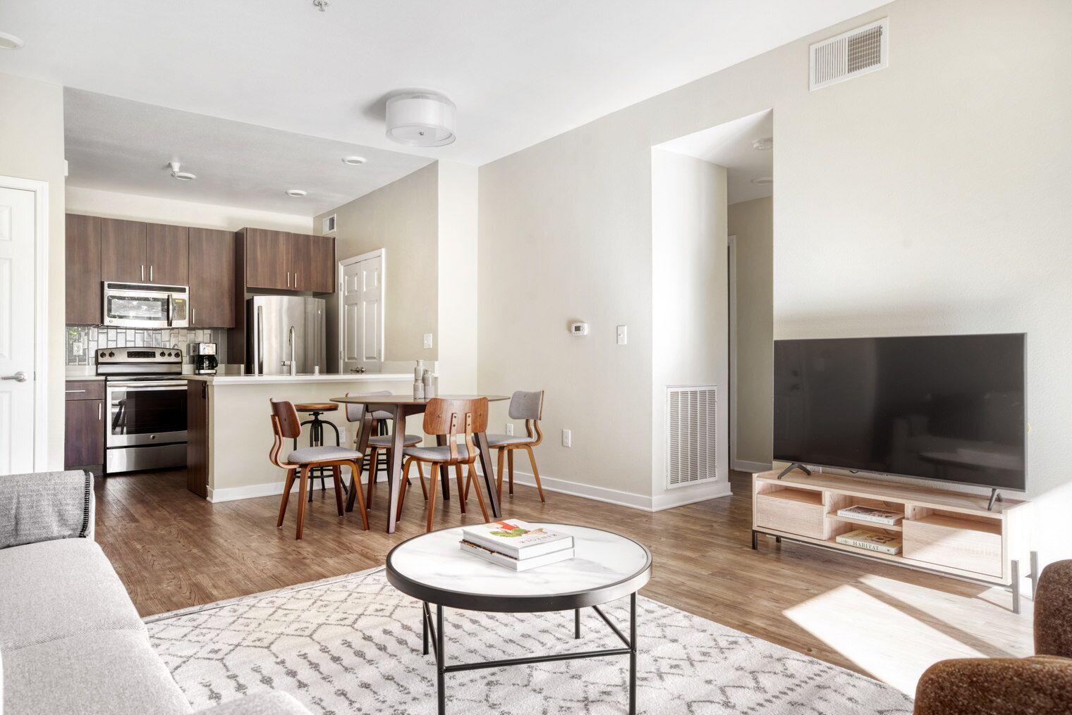 Een televisie en een stereo