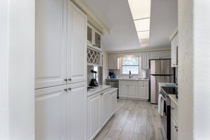 Updated full kitchen stocked with dishes, cups, baking & cooking essentials....no food items. - Large Home | Dog OK | Heated Pool | Close to Beach (Sarasota)