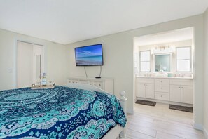 Fabulous master bedroom with a renovated ensuite bathroom & Smart TV (no cable) with lots of apps - Large Home | Dog OK | Heated Pool | Close to Beach (Sarasota)