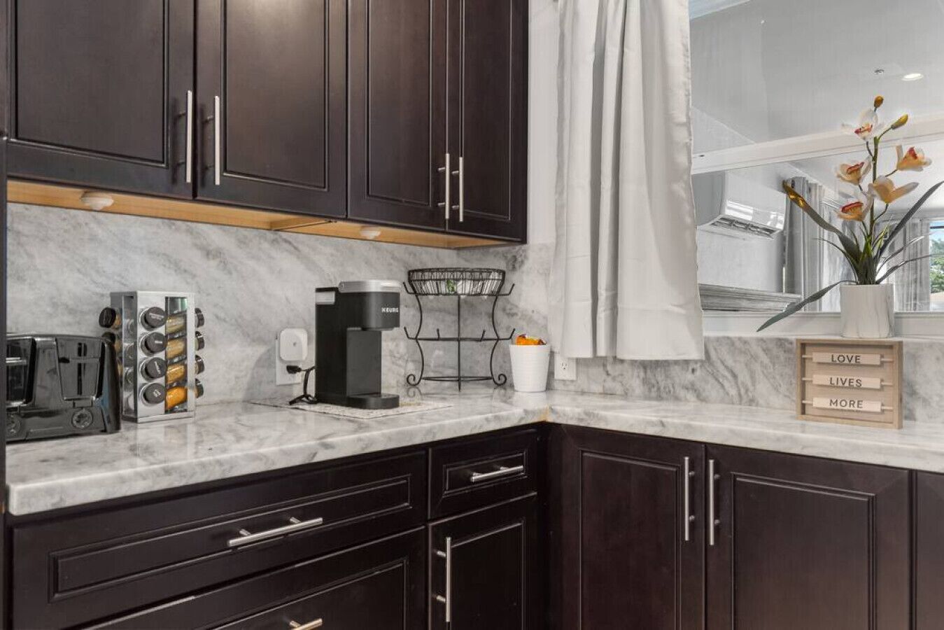 Kylskåp, mikrovågsugn, ugn och spishäll