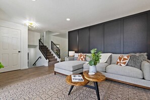 Smart-TV, Kamin, Tischtennisplatte