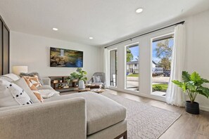 Smart-TV, Kamin, Tischtennisplatte