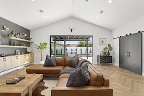Una Smart TV, una chimenea, una oficina